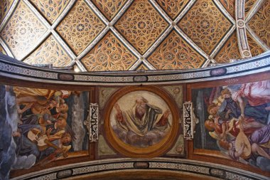 Milano, İtalya, Avrupa, 28.03.2019: San Maurizio al Monastero Maggiore'nin içi, Milano'nun Sistine Şapeli olarak bilinen 1518'de bir kilise, Aurelio Luini'nin freskleri ile inananların bölgesindeki tavanın detayları