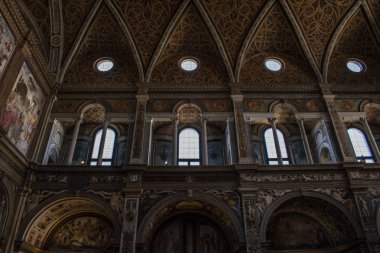 Milano, İtalya, Avrupa, 28.03.2019: San Maurizio al Monastero Maggiore'nin içi, Milano'nun Sistine Şapeli olarak bilinen 1518'de bir kilise, Aurelio Luini'nin freskleri ile inananların bölgesindeki şapellerin detayları