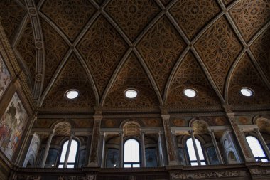 Milano, İtalya, Avrupa, 28.03.2019: San Maurizio al Monastero Maggiore'nin içi, Milano'nun Sistine Şapeli olarak bilinen 1518'de bir kilise, Aurelio Luini'nin freskleri ile inananların bölgesindeki şapellerin detayları