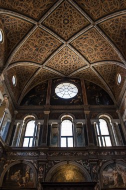 Milano, İtalya, Avrupa, 28.03.2019: San Maurizio al Monastero Maggiore'nin içi, Milano'nun Sistine Şapeli olarak bilinen 1518'de bir kilise, Aurelio Luini'nin freskleri ile inananların bölgesindeki şapellerin detayları