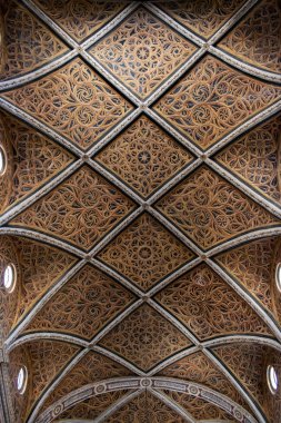 Milano, İtalya, Avrupa, 28.03.2019: San Maurizio al Monastero Maggiore'nin içi, Milano'nun Sistine Şapeli olarak bilinen 1518'de bir kilise, Aurelio Luini'nin freskleri ile inananların bölgesindeki tavanın detayları