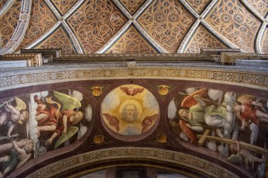 Milano, İtalya, Avrupa, 28.03.2019: San Maurizio al Monastero Maggiore'nin içi, Milano'nun Sistine Şapeli olarak bilinen 1518'de bir kilise, Aurelio Luini'nin freskleri ile inananların bölgesindeki tavanın detayları