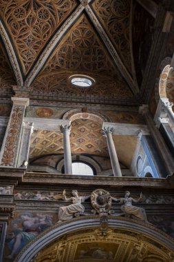 Milano, İtalya, Avrupa, 28.03.2019: San Maurizio al Monastero Maggiore'nin içi, Milano'nun Sistine Şapeli olarak bilinen 1518'de bir kilise, Aurelio Luini'nin freskleri ile inananların bölgesindeki şapellerin detayları