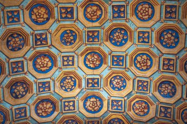 Milano, İtalya, Avrupa, 28/03/2019: San Maurizio al Monastero Maggiore'nin içi, Milano'nun Sistine Şapeli olarak bilinen 1518'de bir kilise, rahibeler Salonu'nun içindeki tavanın çiçek süslemelerinin detayları 