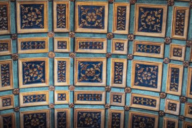Milano, İtalya, Avrupa, 28/03/2019: San Maurizio al Monastero Maggiore'nin içi, Milano'nun Sistine Şapeli olarak bilinen 1518'de bir kilise, rahibeler Salonu'nun içindeki tavanın çiçek süslemelerinin detayları 