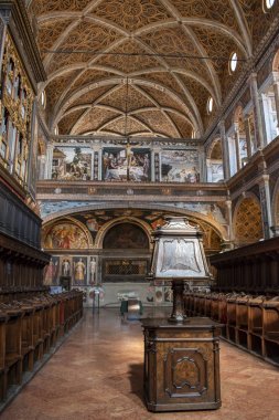 Milano, İtalya, Avrupa, 28/03/2019: San Maurizio al Monastero Maggiore'nin içi, Milano'nun Sistine Şapeli olarak bilinen 1518'de bir kilise, rahibelerin dua etmek için oturdukleri koro ve ahşap banklarla rahibeler Salonu'nun detayları