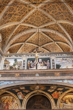 Milano, İtalya, Avrupa, 28/03/2019: San Maurizio al Monastero Maggiore'nin içi, Milano Sistine Şapeli olarak bilinen 1518 kilisesi, dekore edilmiş tavanlı rahibeler Salonu'ndaki kasanın detayları ve Haç