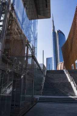 Milano, 28.03.2019: Ahşap Unicredit Pavilion (Ibm Studios) ile panoramik siluet, Alvar Aalto meydanında Coima binası ile İtalya'nın en yüksek gökdelen, Unicredit gökdelen için merdivenler 