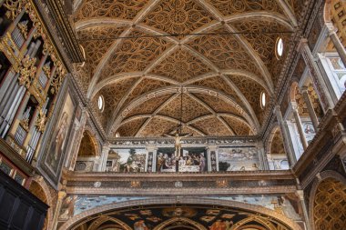 Milano, İtalya, Avrupa, 28/03/2019: San Maurizio al Monastero Maggiore'nin içi, Milano Sistine Şapeli olarak bilinen 1518 kilisesi, dekore edilmiş tavanlı rahibeler Salonu'ndaki kasanın detayları ve Haç
