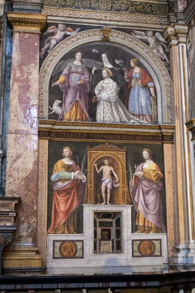 ミラノ イタリア ヨーロッパ 2019年03月28日 ミラノのシスティーナ礼拝堂として知られる1518教会 アウレリオ ルイニによるフレスコ画を持つ忠実なエリアの祭壇の詳細と仕切り壁 — ストック写真