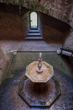 Milano, Sforza Kalesi, 28.03.2019: Cortile della Fontana manzarası, çeşme kortu, antik sanat eserleri Müzesi'ndeki küçük avlu, Erken Hıristiyanlık çağından Xvi yüzyıla kadar