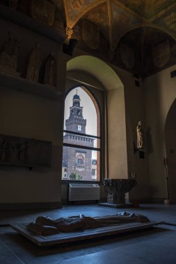 Milano, Sforza Kalesi, 28.03.2019: Sala della Cancelleria, Başbakanlık Salonu, Antik Sanat Müzesi'nde, Erken Hıristiyanlık çağından Xvi yüzyıla kadar uzanan konut eserleri ve torre del Filarete ana kulenin görünümü