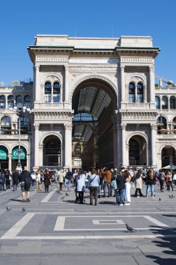 Milano, İtalya, Avrupa, 28/03/2019: Galleria Vittorio Emanuele Ii, İtalya'nın en eski aktif alışveriş merkezi ve şehrin önemli bir dönüm noktası, 1861 yılında tasarlanmış ve mimar Giuseppe Mengoni tarafından inşa dış 