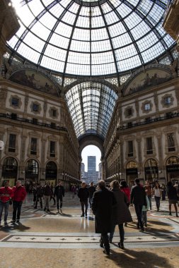 Milano, İtalya, Avrupa, 28/03/2019: İtalya'nın en eski aktif alışveriş merkezi ve şehrin önemli bir simgesi olan Veli Giuseppe Mengoni tarafından inşa edilen Galleria Vittorio Emanuele Ii'nin iç mekanı 
