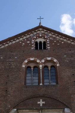 Milano, İtalya, Avrupa, 28/03/2019: San Simpliciano Bazilikası, Latin haçı şeklindeki ikinci en eski kilise, ilk olarak Saint Ambrose tarafından dikilen, büyük bir manastırın parçası