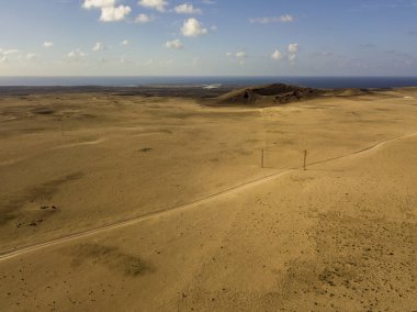 Üzerinde Adası Lanzarote, Kanarya Adaları, İspanya'nın havadan görünümü ıssız bir manzara. Bir çöl geçen yol. Kabartmaları ufukta. Volkanlar.
