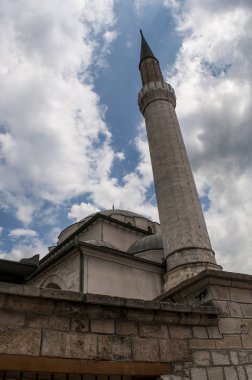 Saraybosna, Bosna-Hersek, 07/ 08/2018: Bosna-Hersek' in Bascarsija semtindeki en büyük tarihi cami olan Gazi Hüsrev-beg Camii' nin (1532) kubbe ve minaresinin manzarası