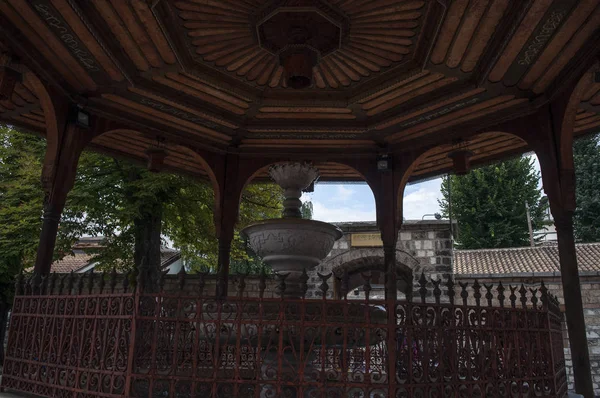 Sarajevo Bosnie Herzégovine 2018 Fontaine Ablution Marbre Couverte Une Structure — Photo