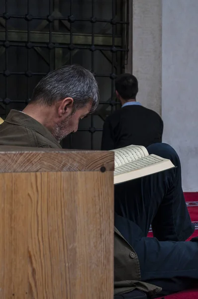 Szarajevó 2018 Egy Muzulmán Férfi Aki Korán Olvasatban Egy Testvérnek — Stock Fotó