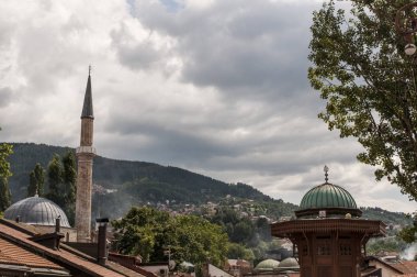 Bosna-Hersek, 07/08/2018: 1753 yılında Mehmed Paşa Kukavica tarafından yaptırılalı, Bascarsija meydanının sembolü, eski çarşı ve Saraybosna'nın tarihi merkezi olan ikonik Sebilj, Osmanlı tarzı ahşap çeşme