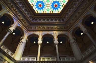 Bosna-Hersek, 07/08/2018: eski Ulusal Kütüphane olan Vijecnica 'nın iç mekanları şimdi Saraybosna Belediye Binası, Saraybosna kuşatması sırasında 25 Ağustos 1992 tarihinde Sırp bombası tarafından tahrip edilmiş ve 2014 yılında yeniden açıldı