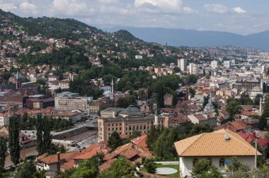 Bosna-Hersek, 07/08/2018: Başkent Saraybosna'nın siluetinin havadan görünümü, Dinarik Alpleri ile çevrili ve Miljacka Nehri boyunca yer alan, Zuta Tabija'dan (Sarı Kale)) 