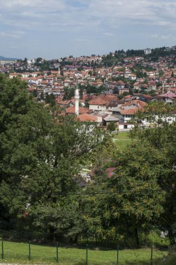 Bosna-Hersek, 07/08/2018: Başkent Saraybosna'nın siluetinin havadan görünümü, Dinarik Alpleri ile çevrili ve Miljacka Nehri boyunca yer alan, Zuta Tabija'dan (Sarı Kale)) 