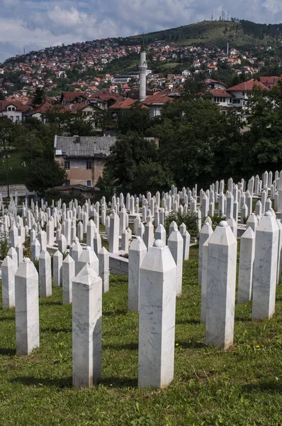 萨拉热窝 2018 科瓦奇公墓塞希德斯科梅扎列 科瓦奇的鸟瞰图 波斯尼亚 黑塞哥维那军队的士兵在波斯尼亚战争期间 1992 1995年 被埋葬 — 图库照片