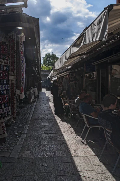 Sarajevo Bosnia Herzegovina 2018 One Many Alleys Restaurants Shops Heart — стоковое фото