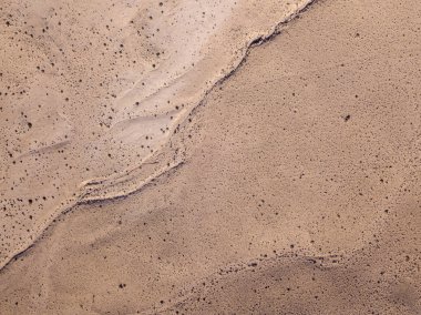 Lanzarote adasında bir çöl manzara havadan görünümü, Kanarya Adaları, İspanya. Çöl arka planı, doku. Kum ve ıssız arazi