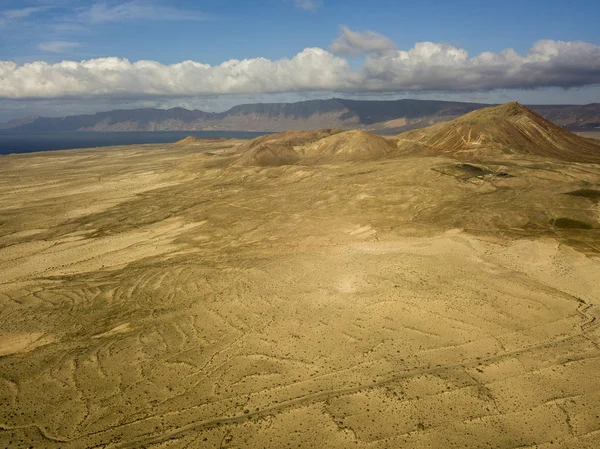 Flygvy Över Ett Ökenlandskap Lanzarote Kanarie Öarna Spanien Berg Byn — Stockfoto