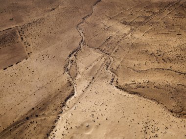Lanzarote adasında bir çöl manzara havadan görünümü, Kanarya Adaları, İspanya. Çöl arka planı, doku. Kum ve ıssız arazi