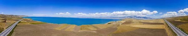 和土耳其最大的湖泊范湖的鸟瞰图 位于该国远东的凡省和比特利斯省 田野和悬崖俯瞰清澈的海水 沿湖的道路 — 图库照片
