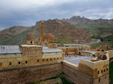 İshak Paşa Sarayı'nın havadan görünümü, Türkiye'nin doğusundaki Ağrı ilinin Doğubeyazıt ilçesinde bulunan bir saray ve idari komplekstir. Osmanlı, Pers ve Ermeni mimari tarzı. En görkemli tarihi yapılarından biridir.