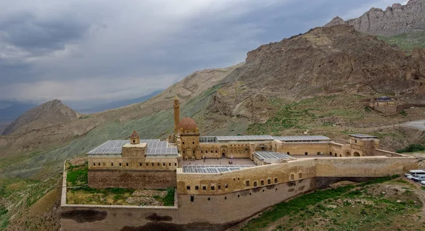 İshak Paşa Sarayı'nın havadan görünümü, Türkiye'nin doğusundaki Ağrı ilinin Doğubeyazıt ilçesinde bulunan bir saray ve idari komplekstir. Osmanlı, Pers ve Ermeni mimari tarzı. En görkemli tarihi yapılarından biridir.