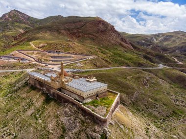 İshak Paşa Sarayı'nın havadan görünümü, Türkiye'nin doğusundaki Ağrı ilinin Doğubeyazıt ilçesinde yarı yıkık bir saraydır. Osmanlı, Pers ve Ermeni mimari tarzı. Ülkenin en görkemli tarihi yapılarından biridir.