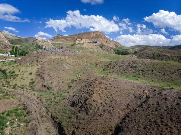 Aerial view of Ishak Pasha Palace is a semi-ruined palace and administrative complex located in the Dogubeyazit, Agri province of eastern Turkey. Ottoman, Persian, and Armenian architectural style — Stock Image Aerial View Ishak Pasha Palace Semi Ruined Palace Administrative Complex Stock Image