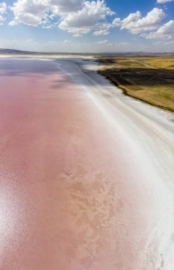 Tuz Gölü 'nün havadan görünümü, tuz golu. Tuz Gölü. Kırmızı, pembe tuzlu su. Türkiye 'Nin en büyük ikinci gölüdür ve dünyanın en büyük hipertuzlu göllerinden biridir. Merkez Anadolu Bölgesi, Ankara, Aksaray, Konya.