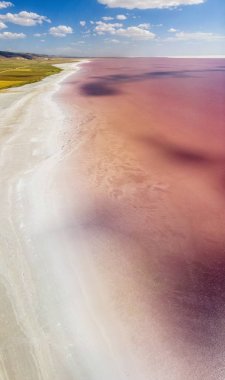 Tuz Gölü 'nün havadan görünümü, tuz golu. Tuz Gölü. Kırmızı, pembe tuzlu su. Türkiye 'Nin en büyük ikinci gölüdür ve dünyanın en büyük hipertuzlu göllerinden biridir. Merkez Anadolu Bölgesi, Ankara, Aksaray, Konya.