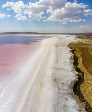 Tuz Gölü 'nün havadan görünümü, tuz golu. Tuz Gölü. Kırmızı, pembe tuzlu su. Türkiye 'Nin en büyük ikinci gölüdür ve dünyanın en büyük hipertuzlu göllerinden biridir. Merkez Anadolu Bölgesi, Ankara, Aksaray, Konya.