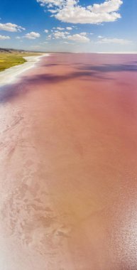 Tuz Gölü 'nün havadan görünümü, tuz golu. Tuz Gölü. Kırmızı, pembe tuzlu su. Türkiye 'Nin en büyük ikinci gölüdür ve dünyanın en büyük hipertuzlu göllerinden biridir. Merkez Anadolu Bölgesi, Ankara, Aksaray, Konya.