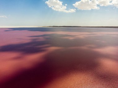 Tuz Gölü 'nün havadan görünümü, tuz golu. Tuz Gölü. Kırmızı, pembe tuzlu su. Türkiye 'Nin en büyük ikinci gölüdür ve dünyanın en büyük hipertuzlu göllerinden biridir. Merkez Anadolu Bölgesi, Ankara, Aksaray, Konya.