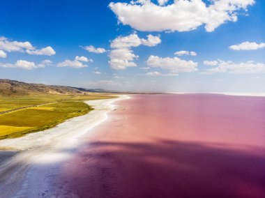 Tuz Gölü 'nün havadan görünümü, tuz golu. Tuz Gölü. Kırmızı, pembe tuzlu su. Türkiye 'Nin en büyük ikinci gölüdür ve dünyanın en büyük hipertuzlu göllerinden biridir. Merkez Anadolu Bölgesi, Ankara, Aksaray, Konya.