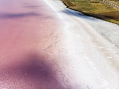Tuz Gölü 'nün havadan görünümü, tuz golu. Tuz Gölü. Kırmızı, pembe tuzlu su. Türkiye 'Nin en büyük ikinci gölüdür ve dünyanın en büyük hipertuzlu göllerinden biridir. Merkez Anadolu Bölgesi, Ankara, Aksaray, Konya.
