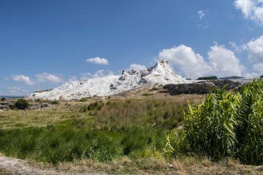 Türkiye 'de, Pamukkale 'de Traverten teraslarının panoramik görünümü (Cotton Castle), su ile akan su tarafından soldu, kaplıcalar, suda yatırılan tortul kayanın doğal alanı