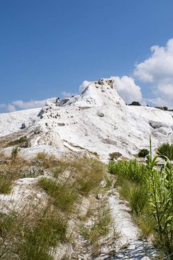 Türkiye 'de, Pamukkale 'de Traverten teraslarının panoramik görünümü (Cotton Castle), su ile akan su tarafından soldu, kaplıcalar, suda yatırılan tortul kayanın doğal alanı