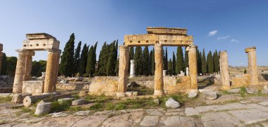 Türkiye: Frontinus Caddesi 'ndeki Latrine, Hierapolis (kutsal şehir) Roma şehrine ana cadde, Harabeleri Pamukkale yakınlarında olan klasik Frigya 'da kaplıcalarda bulunan antik şehir