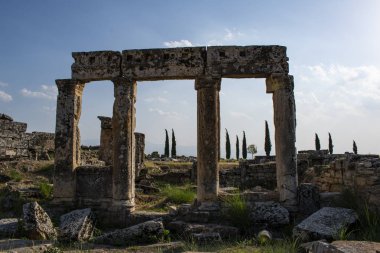 Antalya: Hierapolis (kutsal şehir) Roma şehrine ana cadde olan Frontinus Caddesi üzerinde inşa edilen, kalıntılar Pamukkale 'nin yakınında olan klasik Frigya 'da kaplıcalarda bulunan antik şehir