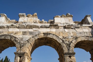 Türkiye: Frontinus kapısı, Hierapolis (kutsal şehir) Roma şehrine anıtsal giriş, kalıntıları Pamukkale yakın klasik Phrygia kaplıcaları bulunan antik şehir görünümü  