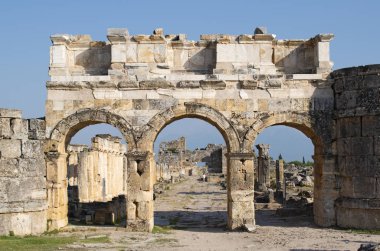 Türkiye: Frontinus kapısı, Hierapolis (kutsal şehir) Roma şehrine anıtsal giriş, kalıntıları Pamukkale yakın klasik Phrygia kaplıcaları bulunan antik şehir görünümü  